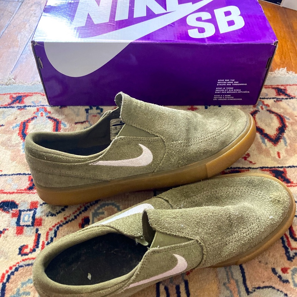 Nike SB olive slides on Janoski